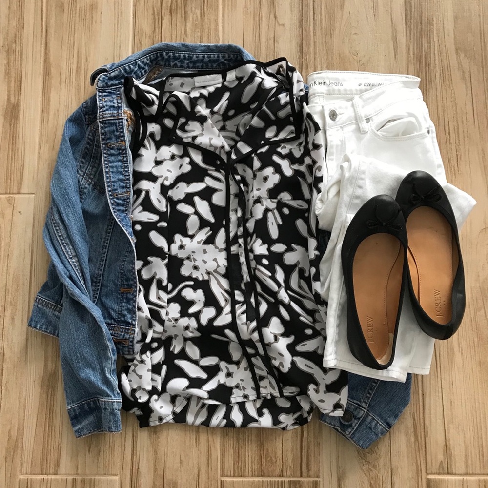 NY&Co sleeveless v-neck abstract floral-print top